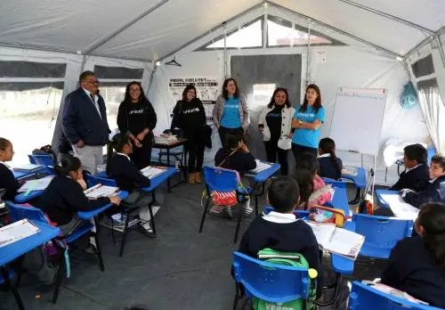 Autoridades supervisan escuelas beneficiadas con carpas de la Unicef