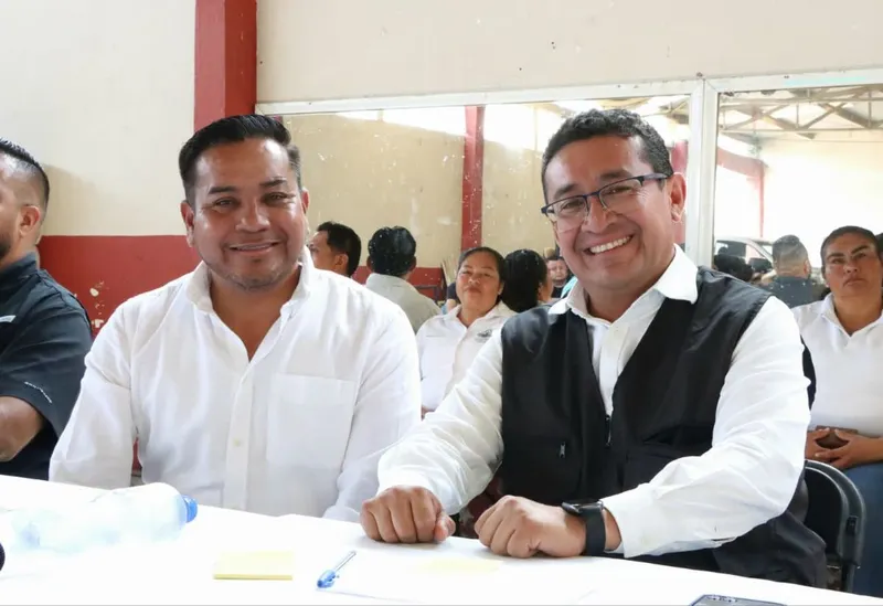 Gustavo Leoncio Sánchez Martiñón, presidente municipal de Tepeojuma, y Pável Gaspar Ramírez, presidente de Congreso de Puebla. Foto: Especial