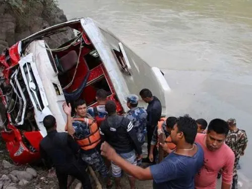 Al menos 31 muertos al caer un autobús a un río en Nepal