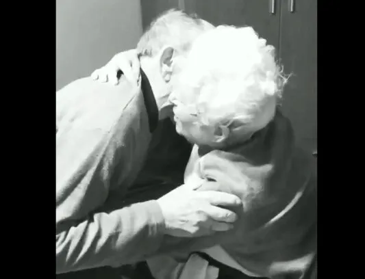 Abuelita se encuentra con su esposo que salió del hospital; conmovedor video se hace viral
