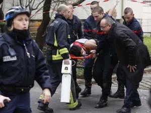 Uno de los tres autores del atentado en París se entrega a la policía