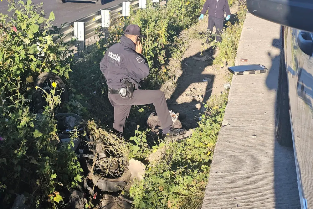 Hallan a motociclista en cuneta de la México-Puebla, presumen accidente