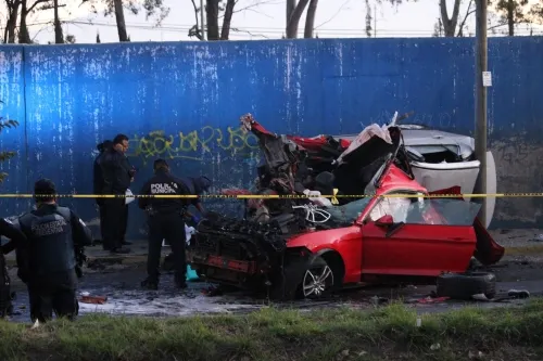 Sin intención de reparar los daños, el conductor del Mustang rojo