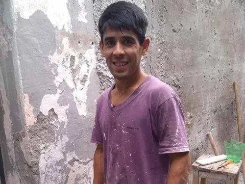 Albañil sin empleo encuentra 250 mil pesos, los devuelve y le cumplen un sueño