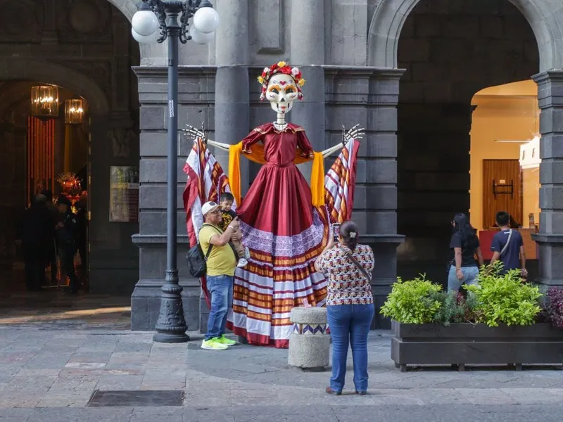 ayto-pue-paseo-de-flores-y-catrinas