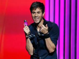 Enrique Iglesias arrasa en los Grammy Latino