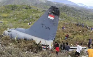 Cae avión militar en Indonesia: hay 13 muertos