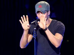 Enrique Iglesias pierde sensibilidad en articulación accidentada