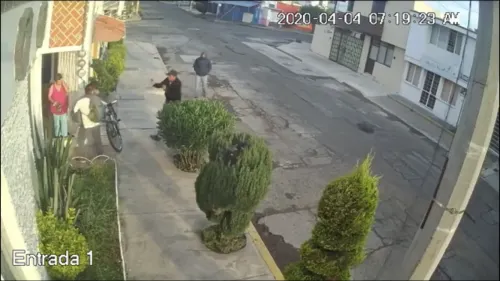 A punta de pistola asaltan a madre e hijo en San Manuel