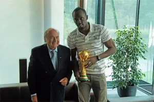 Usain Bolt visita FIFA; levanta Copa al lado de Blatter