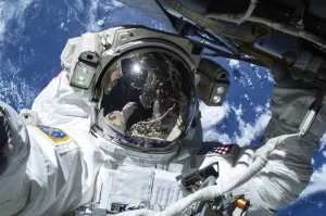 Video: Informa la NASA de la primera caminata espacial en 2017