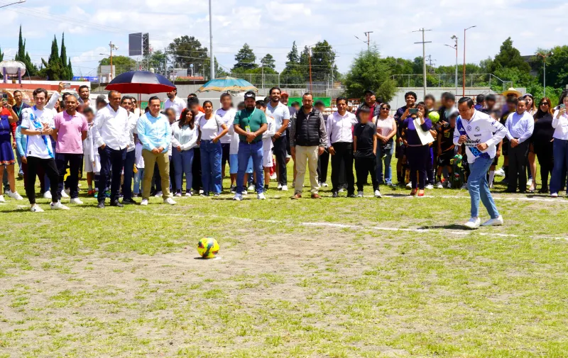 Presidente Juan Manuel Alonso inaugura talleres de fútbol Club Puebla en Texmelucan