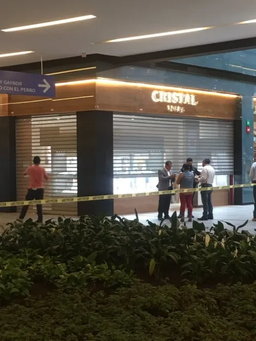 Se consuma atraco a joyería de Parque Puebla