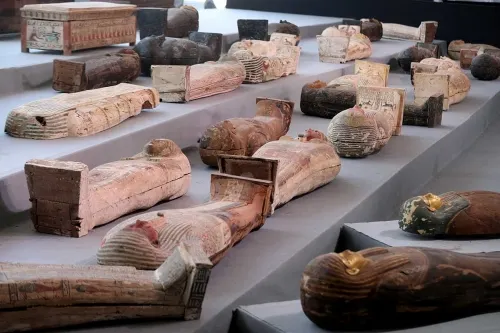 Egipto exhibe hallazgo de más de 100 sarcófagos milenarios