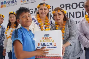 Entrega SEDIF apoyos de Beca un Niño Indígena a infantes de la Sierra Norte