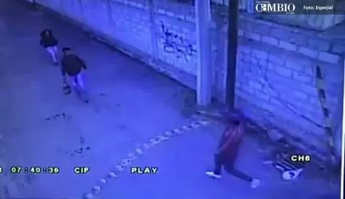 Asaltan a dos jóvenes a punta de pistola frente a Los Héroes