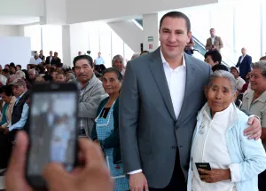 Moreno Valle recibe a 199 adultos mayores del programa Raíces de Puebla
