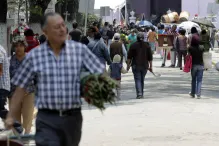 Entre arreglos florales y música, poblanos asisten al Panteón Municipal por Día de las Madres