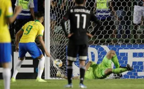 Con polémico penalti, Brasil vence a México en final del Mundial Sub-17
