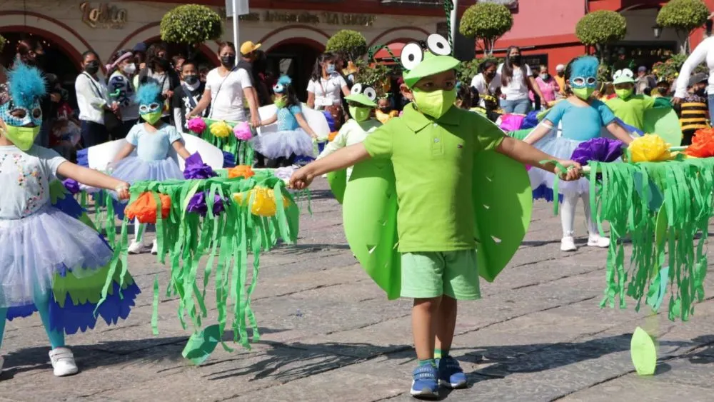 Desfilan niñas y niños en Atlixco para recibir a la primavera