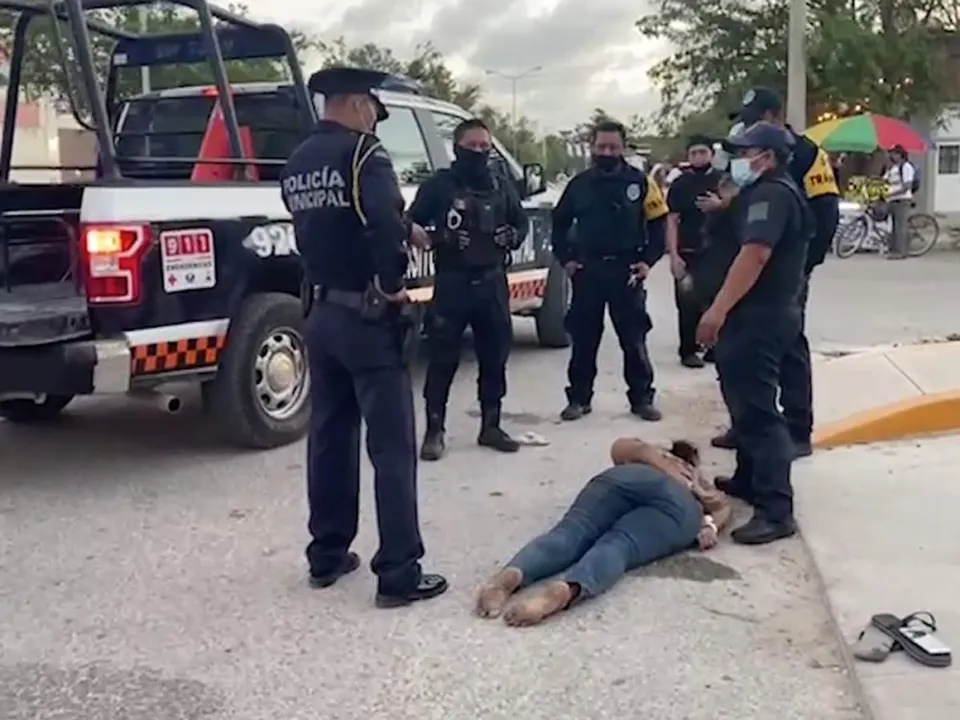 En aparente excesivo uso de fuerza policial, mujer muere en Tulum