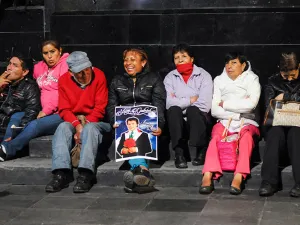 Fans esperan hasta seis horas para despedirse de Juan Gabriel