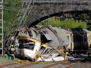 Al menos 4 muertos, tras descarrilar tren en España
