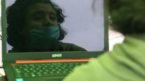 Profesora pide a alumno que toma clases en un café internet que vaya a “un lugar más decente”