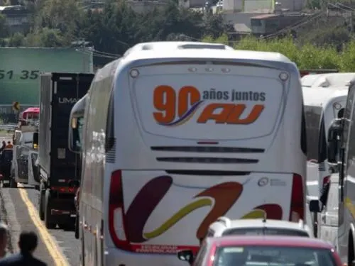 Cierran Autopista del Sol por incendio de pipa de gasolina