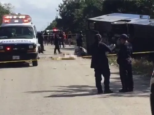 Vuelca autobús con turistas en QRoo; reportan 11 muertos