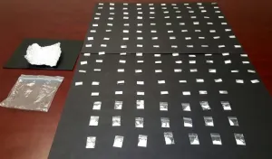 Aseguran a hombre con 140 dosis de cocaína