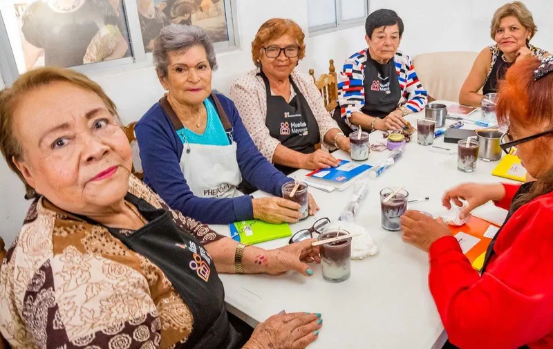 smdif-pue-adultos-mayores-taller-velas-aromaticas