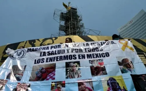 Padres de niños con cáncer denuncian al Gobierno por desabasto de medicamentos