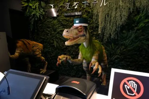 Robots dinosaurios son los recepcionistas de un hotel en Japón