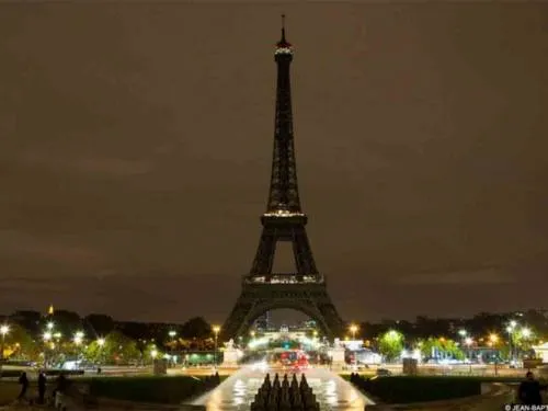 Torre Eiffel ‘se apaga’ en homenaje a víctimas de ataques en Sri Lanka