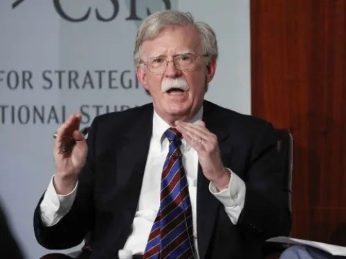 Amenaza Trump a Bolton por libro de memorias