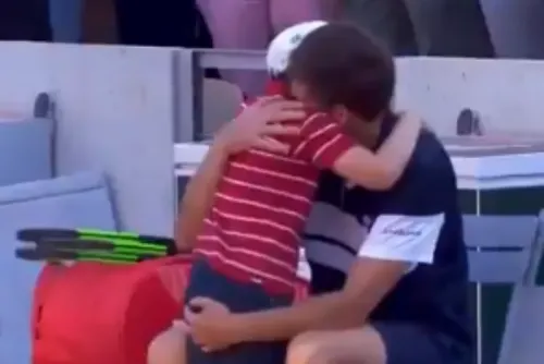 Entre lagrimas y aplausos, hijo de Nicolás Mahut corre para consolarlo tras su derrota