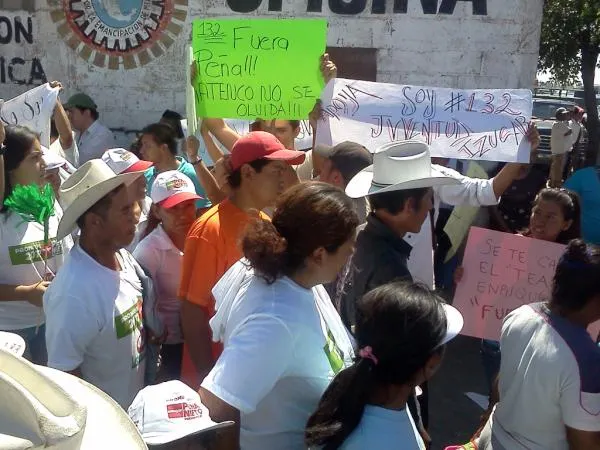 Jóvenes corren a Enrique Peña Nieto de Tepeaca
