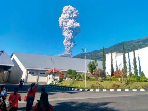 Entra en erupción volcán Merapi en Indonesia