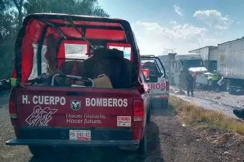 Dos muertos y al menos una decena de heridos, deja carambola en la Puebla-Orizaba