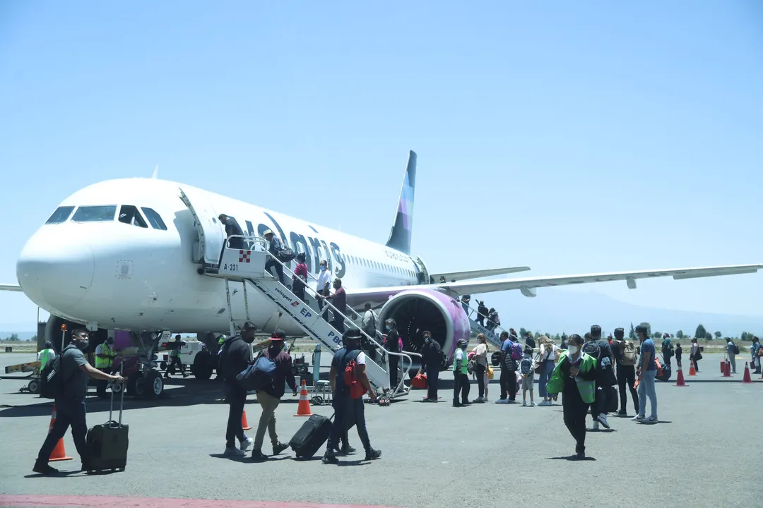 Pasajeros en aeropuerto de Puebla
