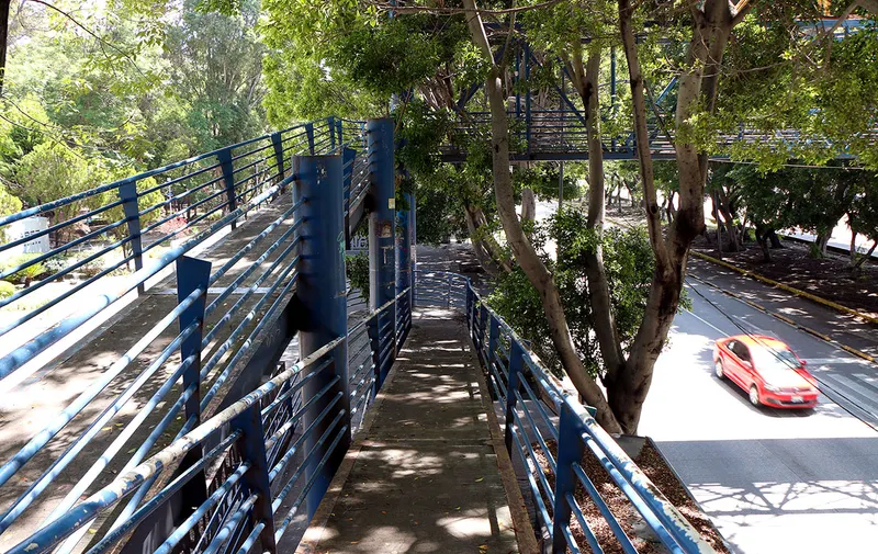 puente-peatonal-plaza-dorada