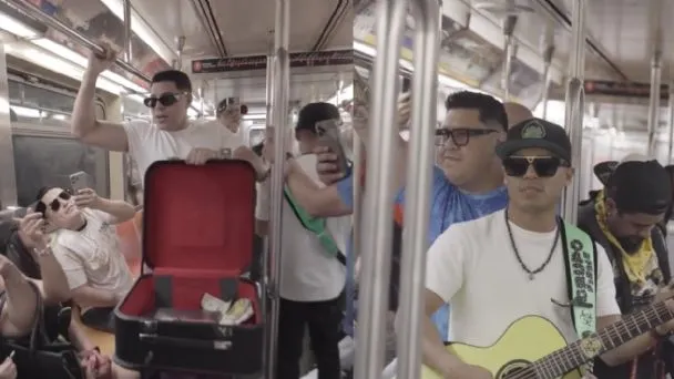 Grupo Firme arma “fiestón” sorpresa en Metro de Nueva York
