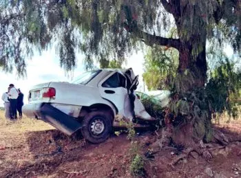 Un muerto y una lesionada tras chocar su auto contra un árbol en Tecamachalco