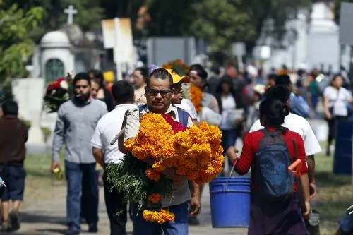 Familias poblanas acuden a Panteones por Día de Muertos