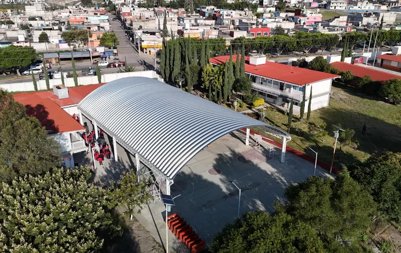 Combate Gobierno de Puebla rezago educativo; entrega techados y aulas en la capital