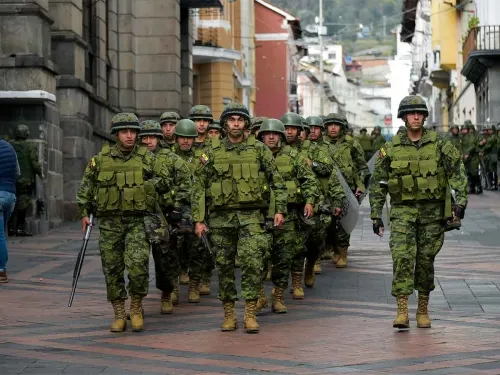 Policías y manifestantes chocan en Quito por alza a combustibles