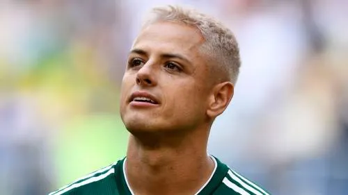 “No hay ofertas por Chicharito, no está en el mercado”