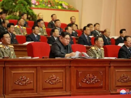 Norcorea festeja la fabricación de cohetes; promete más armas