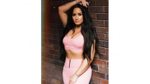 Demi Lovato levanta pasiones con sensual traje de baño